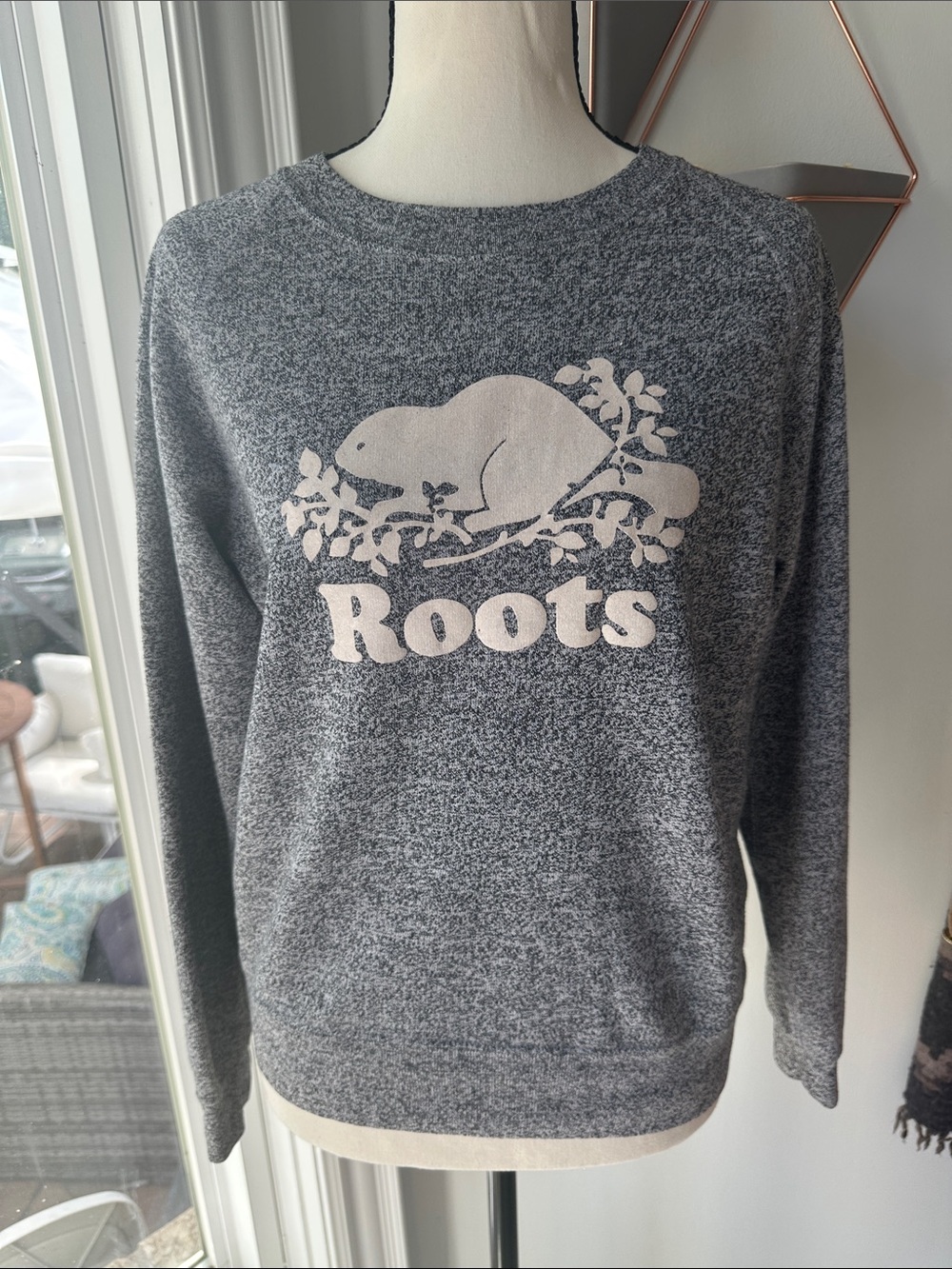 ROOTS Women’s Heather Gray Crewneck Sweater Sweatshirt White Beaver Logo Sz XS